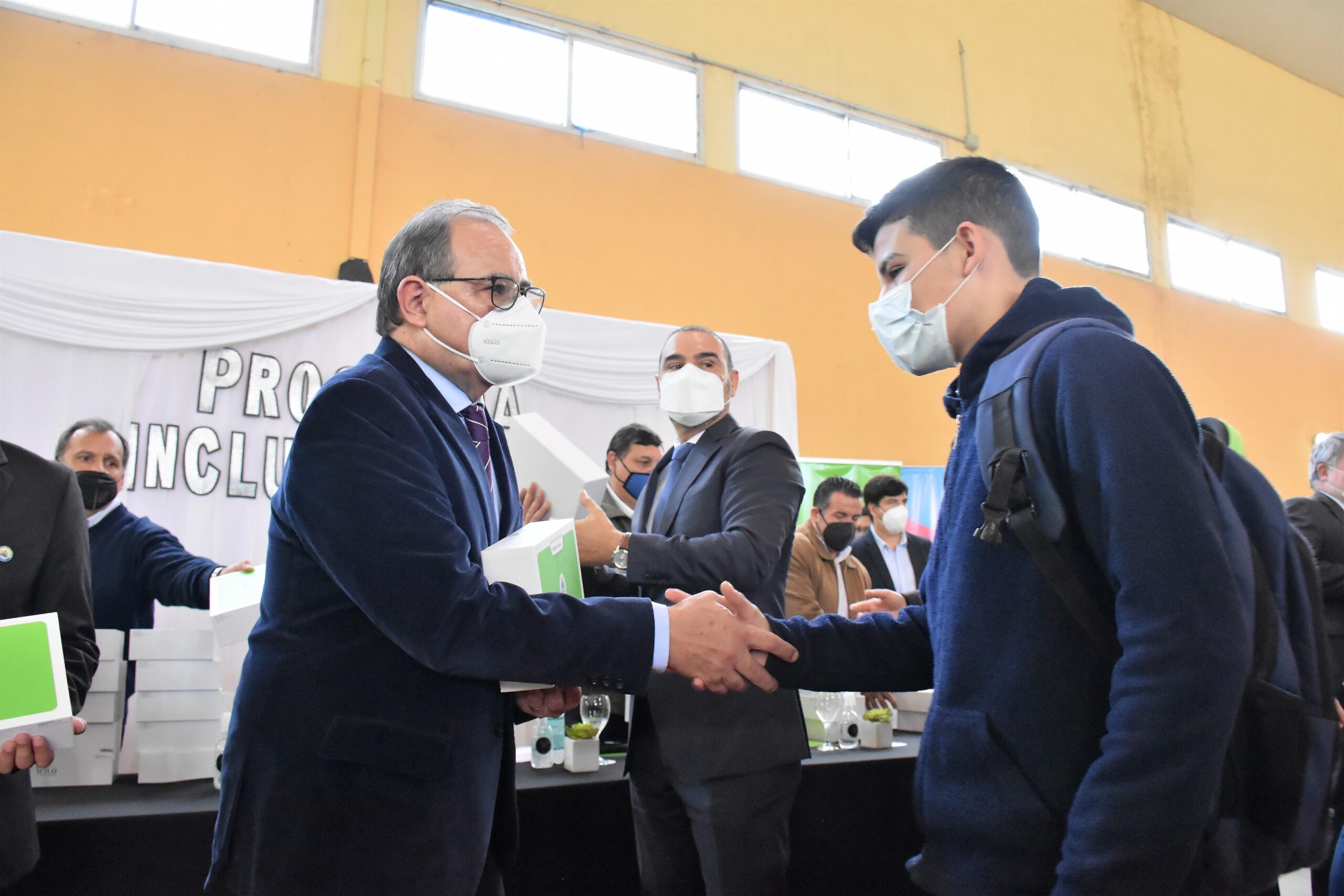 NUEVA ENTREGA DE NETBOOKS ENCABEZADA POR EL GOBERNADOR