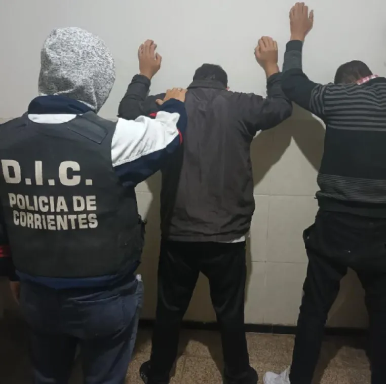 DEMORADOS FRENTE A ESTACIONAMIENTO DE MOTOCICLETAS