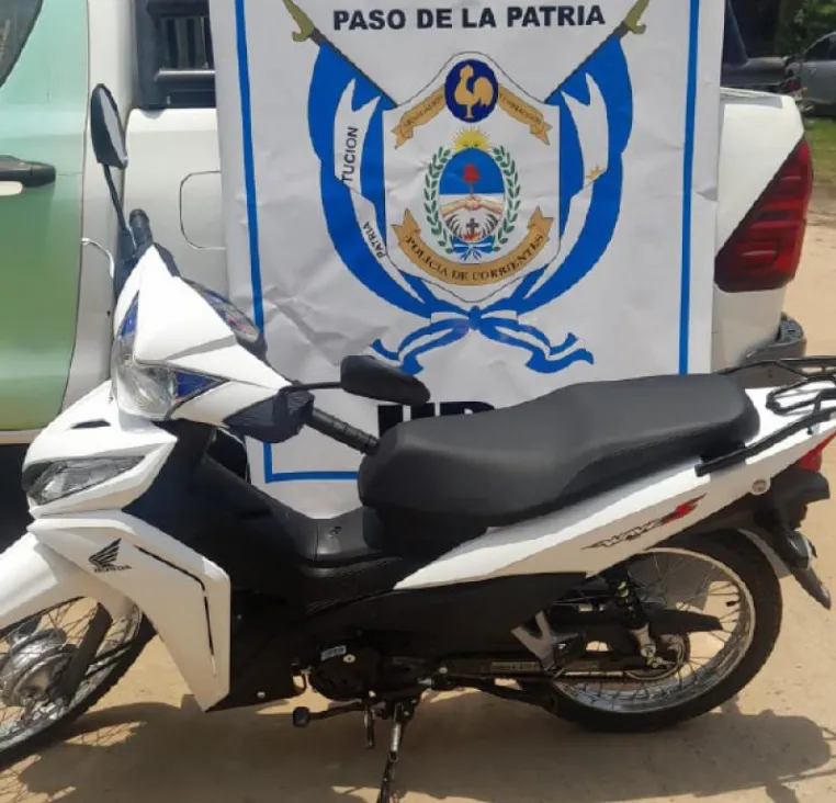 ARROJÓ MOTOCICLETA ROBADA Y FUE DETENIDO