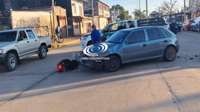 MOTOCICLISTA FUE HOSPITALIZADO TRAS CHOCAR CONTRA UN AUTOMÓVIL